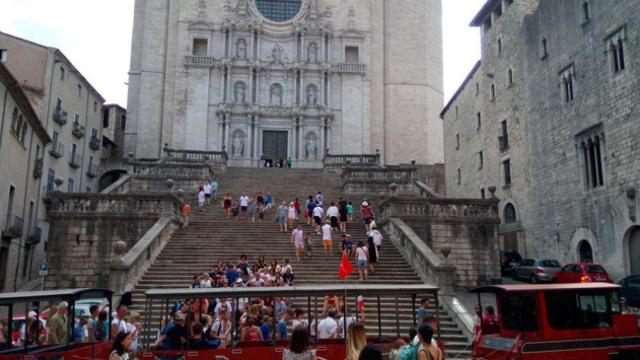 Las escaleras de la catedral de Girona llena de turistas este verano / CG