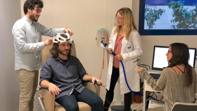 Un paciente con párkinson prueba el nueva tratamiento de estimulación por campo magnético / HM HOSPITALES