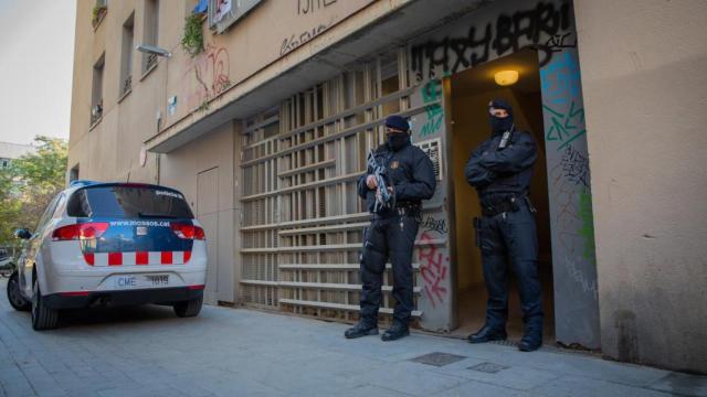 Agentes de los Mossos en una operación en Barcelona / EP
