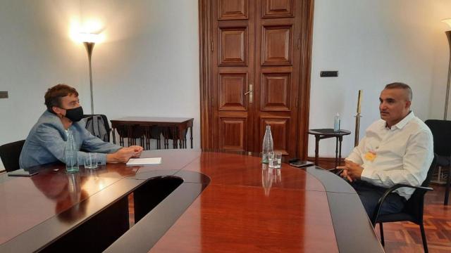 El concejal de Derechos de la Ciudadanía de Barcelona, Marc Serra, en una reunión con 1 Afghan, asociación de afganos en Cataluña y España / AYUNTAMIENTO DE BARCELONA