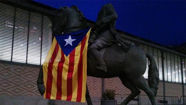 La 'estelada', en la estatua ecuestre de Franco / CG