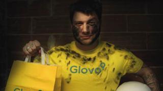 Campaña de GLOVO para este viernes negro, 'el mensajero del Black Friday'