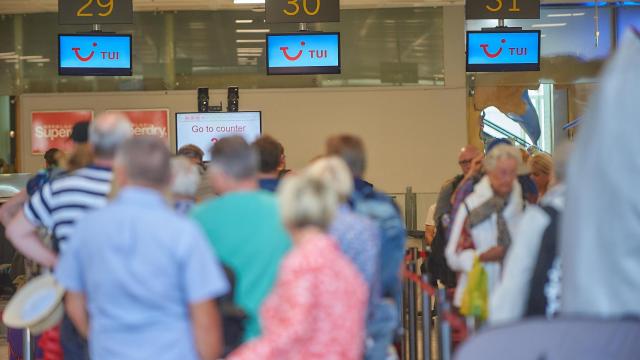 Aerolíneas. Personas mayores en un aeropuerto para hacer turismo / EUROPA PRESS