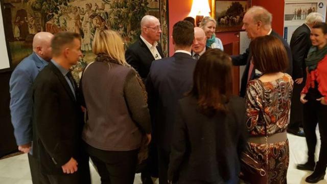 El alto cargo de Porsche, Uwe Hück (de perfil con gafas), en el acto con directivos alemanes en Barcelona ayer / CG