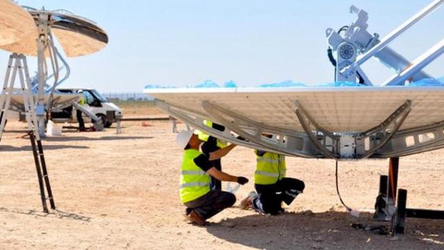 Operarios en uno de los campos que explotaba la energética Renovalia, cuya venta fue un 'pelotazo' para la familia Ortega ya que ingresaron unos 1.000 millones de euros / RENOVALIA