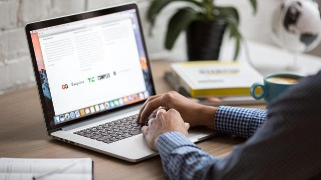 Un hombre conectado a internet con un ordenador /EP