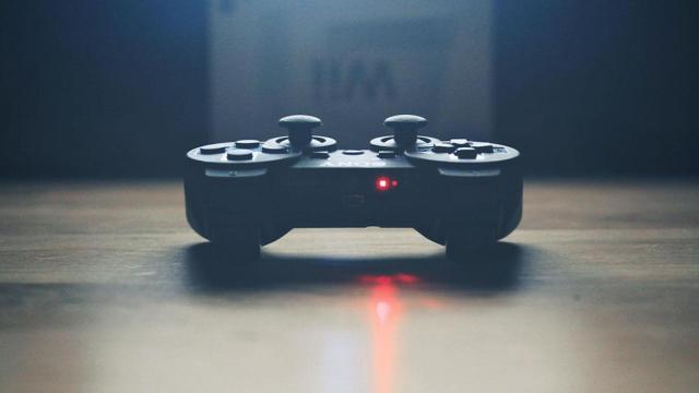 Un mando para jugar a videojuegos con un uso responsable / UNSPLASH - PAWEL KADYSZ