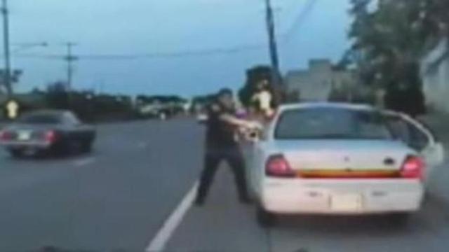El policía dispara al joven en el interior de su coche