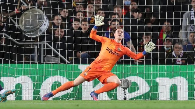 Ter Stegen, intentando detener un balón, en el partido entre Barça y Galatasaray / FCB