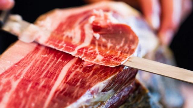 Un experto corta en lonchas una pieza de jamón ibérico / IBERIC BOX