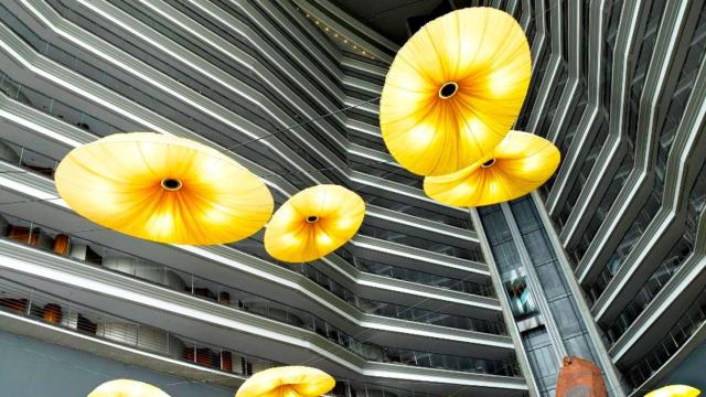 El 'hall' del hotel Fairmont Juan Carlos I de Barcelona, que permanece cerrado / CEDIDA