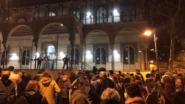 Manifestación ante la sede del Distrito de Horta-Guinardó contra el albergue de toxicómanos que el Ayuntamiento de Barcelona pondrá junto a una escuela del barrio