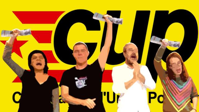 Miembros de la CUP sujetan un periódico en sus manos / FOTOMONTAJE DE CG