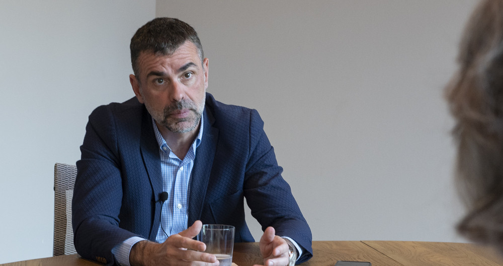 Santi Vila responde a las preguntas de los periodistas de 'Crónica Global'