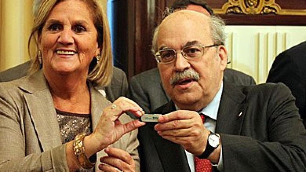 El consejero de Economía y Conocimiento, Andreu Mas-Colell, entrega los presupuestos de la Generalidad para 2014 a la presidenta del Parlamento autonómico, Núria de Gispert