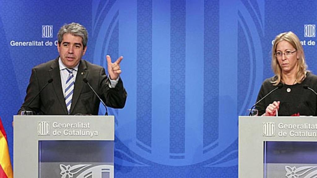 El consejero de la Presidencia, Francesc Homs, y la consejera de Bienestar Social y Familia, Neus Munté, durante la rueda de prensa de este martes