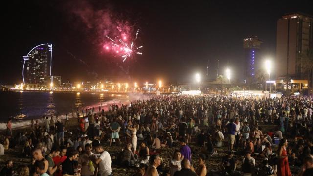 Verbena de San Juan en una playa de Barcelona / EP