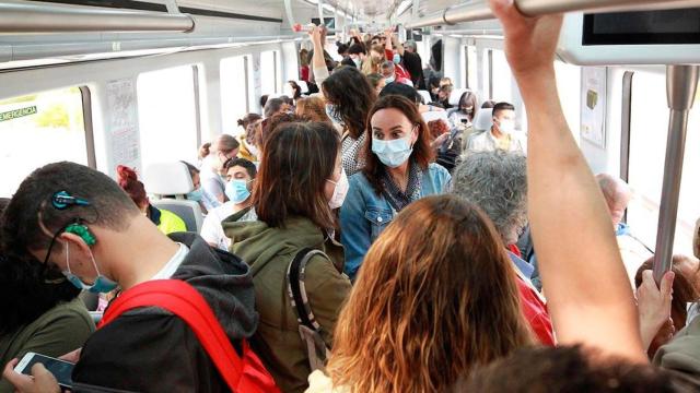 Pasajeros en uno de los trenes de Renfe afectados por la huelga / Victor Lerena (EFE)