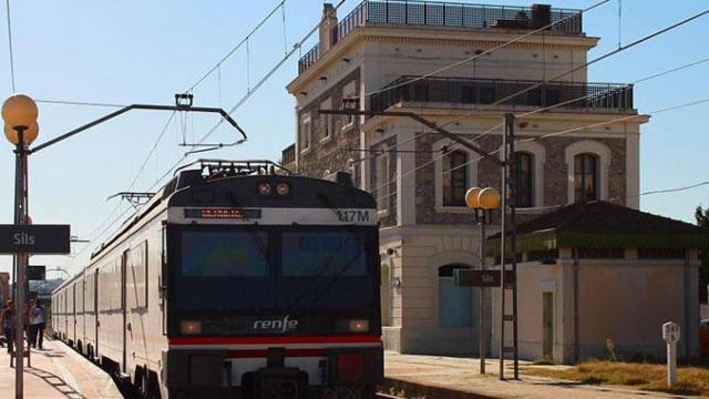 Estación de tren de Sils (Girona) donde fue encontrado el hombre muerto por una pulañada / JORDI VERDUGO