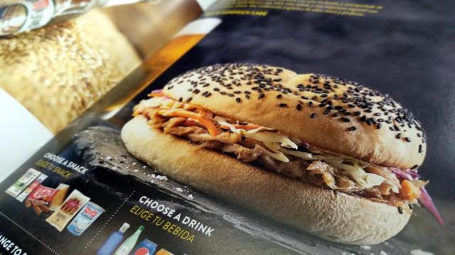 Una imagen del bocadillo 'pulled pork', menú estrella de Vueling esta temporada / CG