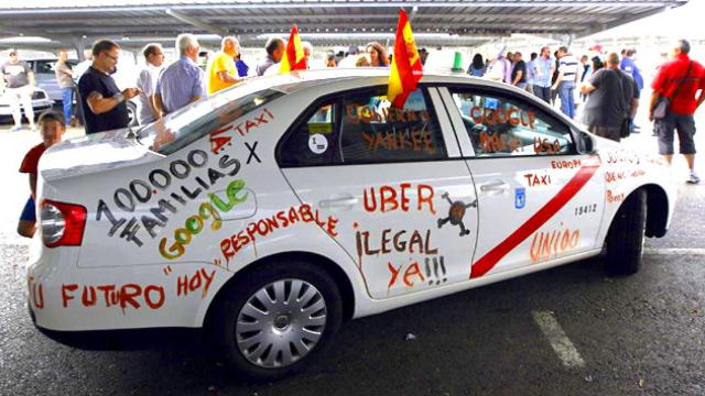 Uno de los taxis durante la huelga de taxistas en Madrid por la aplicación del sistema Uber / EFE