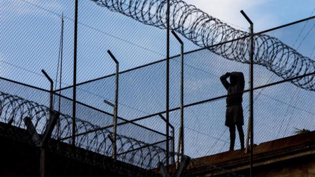 Un preso ha logrado burlar hoy la vigilancia de la cárcel Modelo de Barcelona, que en pocos meses cerrará sus puertas, y se ha encaramado al tejado de la prisión