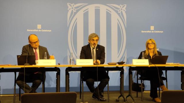 Presentación de los resultados sobre reclamaciones, denuncias y mediaciones de la Agencia Catalana de Consumo. De izquierda a derecha: Albert Melià, subdirector de la ACC, Francesc Sutrias, director de la ACC, y Marta Rovira, subdirectora de la ACC / CG