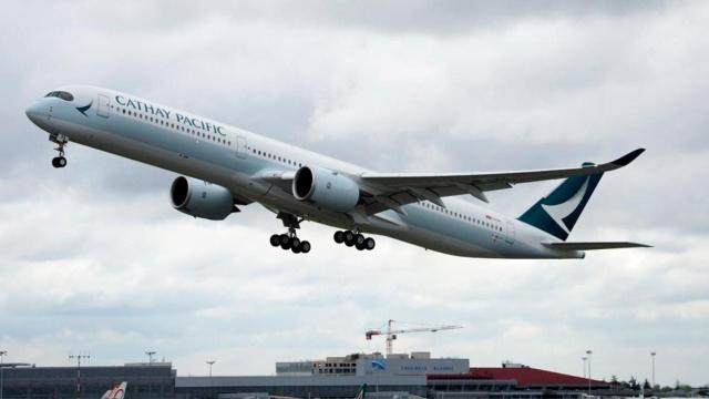 Barcelona recuperará los enlaces con Asia. En la imagen, Cathay Pacific será una de las aerolíneas que volverá a conectar el aeropuerto de El Prat con Hong Kong / AIRBUS - EP