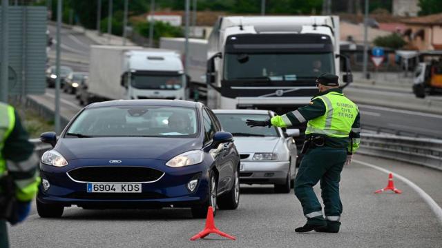 Policía gestionando el tráfico en Salou / EFE