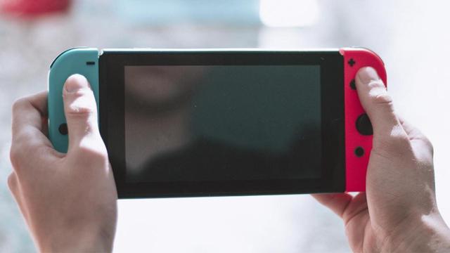 Uno de los muchos jóvenes que juegan a videojuegos / UNSPLASH