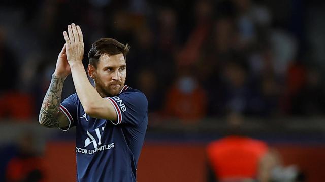 Messi agradeciendo el apoyo del Parc des Princes / EFE