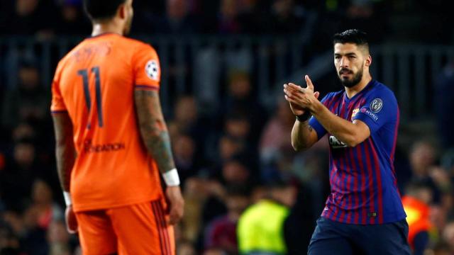 Suárez aplaudiendo una acción del partido / EFE