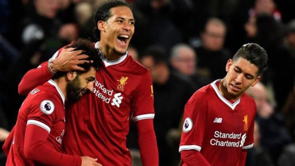 Salah, Van Dijk y Firmino celebrando un gol con el Liverpool