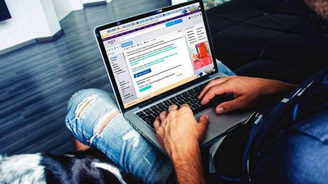 Un chico buscando empleo por internet / CG