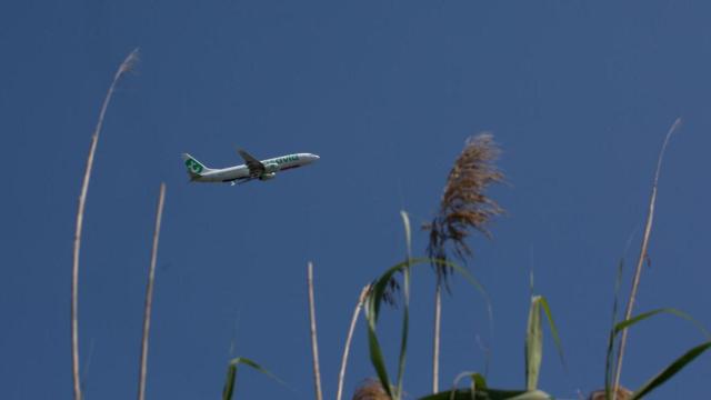 Un avión despega desde el aeropuerto de El Prat / EP