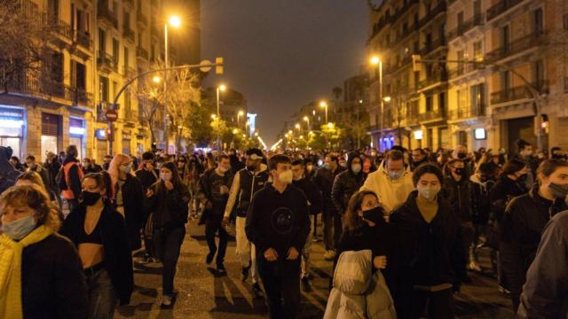 Manifestantes en defensa de Pablo Hasél durante una concentración en Barcelona / YOUTUBE