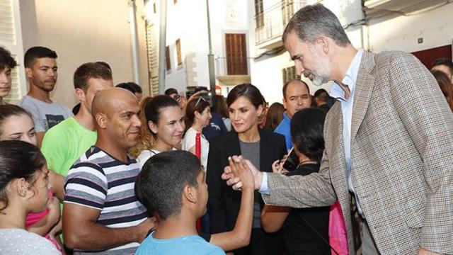 El Rey junto a la reina Letizia saluda a un grupo de jóvenes / CG