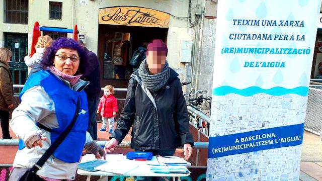 Àngels Tomás, concejal de distrito de BComú, ayudó a recoger firmas para pese a su cargo público / CG