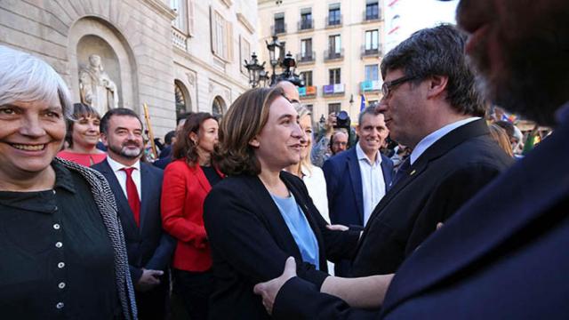 La alcaldesa de Barcelona, Ada Colau, y el presidente de la Generalitat, Carles Puigdemont, se saludan en el acto de apoyo a los 750 alcaldes citados por la Fiscalía por apoyar el referéndum / JORDI BEDMAR
