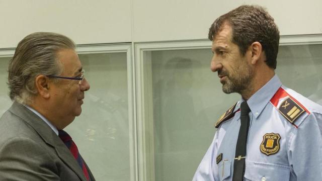 El nuevo coordinador de los Mossos d'Esquadra, Ferran López, saluda al ministro de Interior, Juan Ignacio Zoido / CG