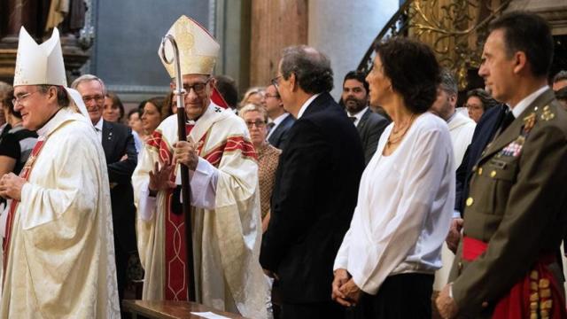 El cardenal arzobispo de Barcelona, Juan José Omella, saluda al presidente de la Generalitat, Quim Torra, durante la misa con motivo de La Mercè / EFE