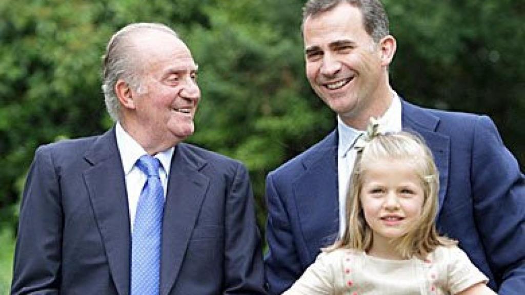 El Rey Juan Carlos, el príncipe Felipe y la infanta Leonor