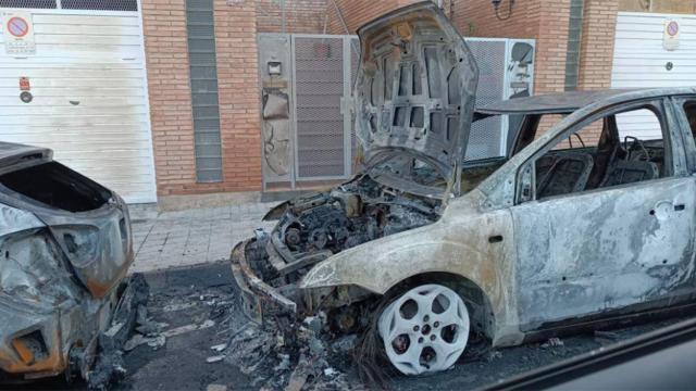 Dos coches calcinados en la calle Salvador Espriu de Mataró / CEDIDA