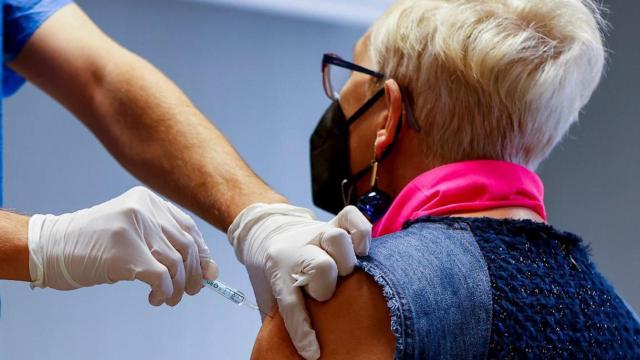 Adminsitración de la vacuna contra el Covid este sábado en el campus UB Raval / EFE