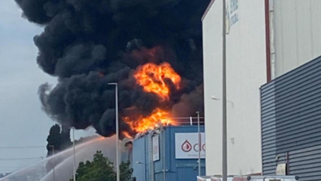 Incendio en una nave industrial en Sant Feliu de Llobregat (Barcelona) / TWITTER