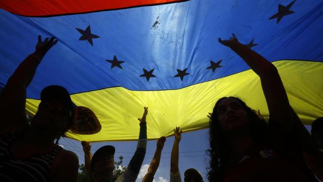 Ciudadanos de Venezuela sosteniendo su bandera / EUROPA PRESS