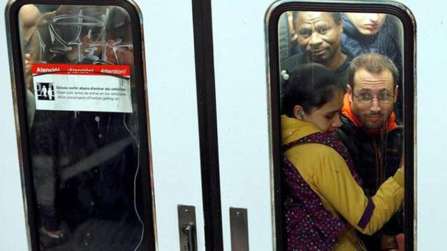 Un vagón del Metro de Barcelona lleno de gente a causa de la huelga / EFE