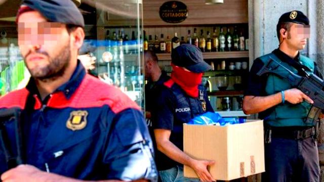 Agentes de la policia sacando infomación de un restaurante acusado de reciclar dinero de la Camorra en Barcelona