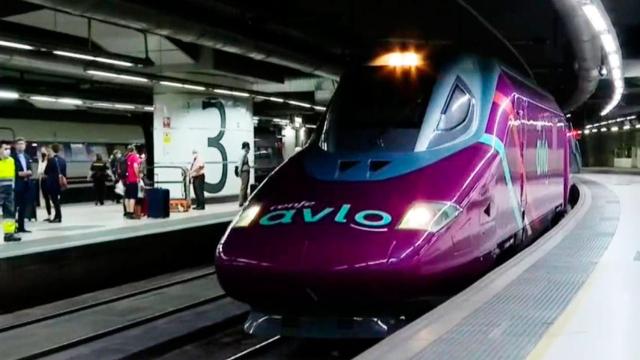 Imagen de un tren AVLO de Renfe en la Estación de Sants de Barcelona / EFE