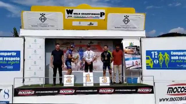 Momento en el que el mosso abandona el podio de una competición al sonar el himno de España